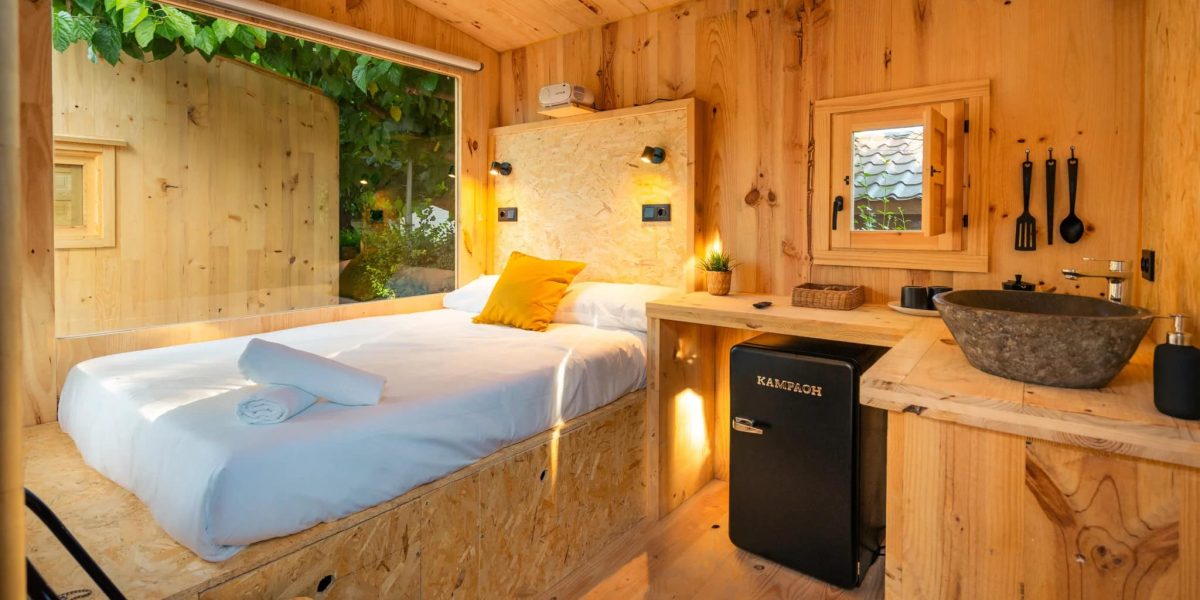 Vista completa interior de la casa glamping tiny house