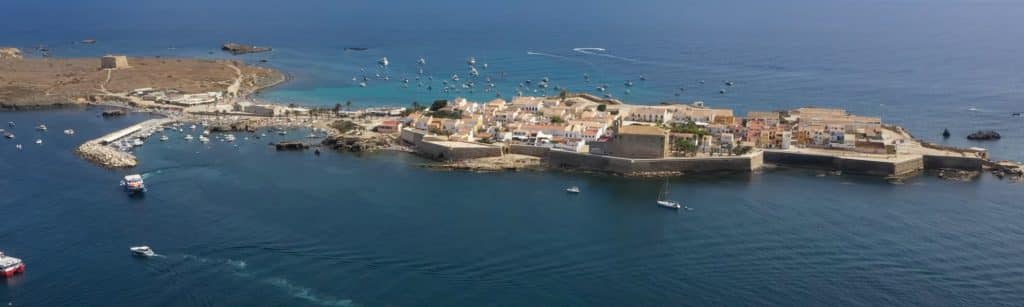 Compleet en panoramisch uitzicht op het eiland tabarca