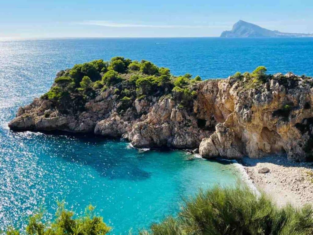 Cala del Mascarat vista desde la ruta del barranco