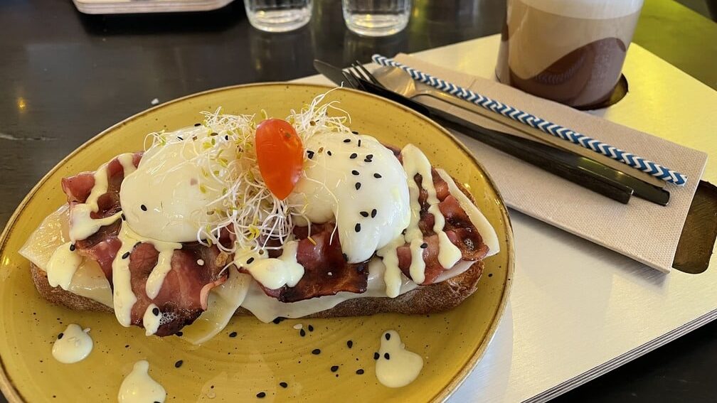 Huevos benedictinos como opción para desayunar en Benidorm