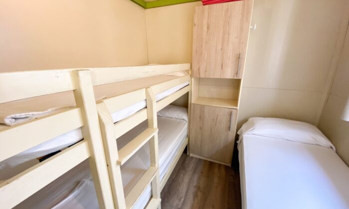 Habitación con litera y cama individual bungalow morea