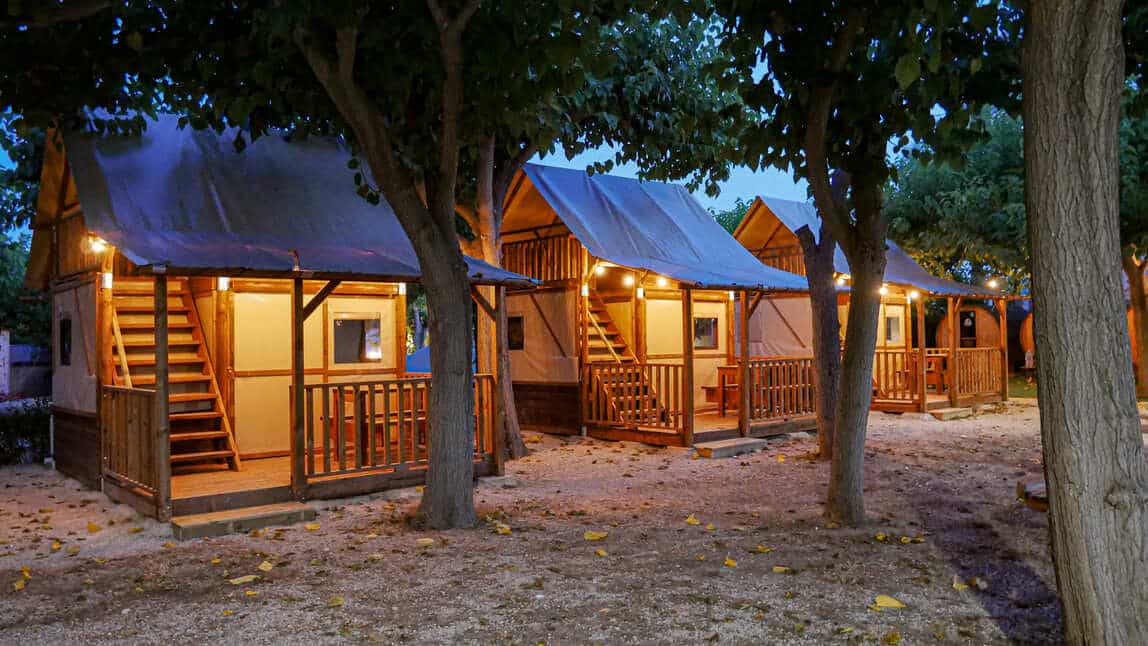 Kleine glamping-hütten für paare